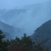 雨に煙る箱根山