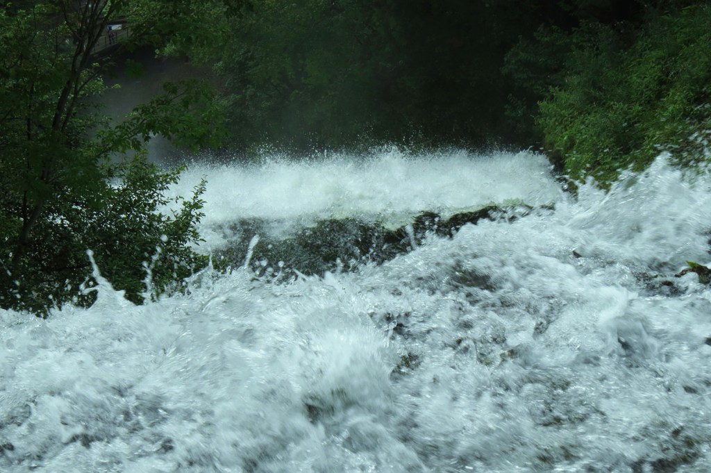 見下ろす滝