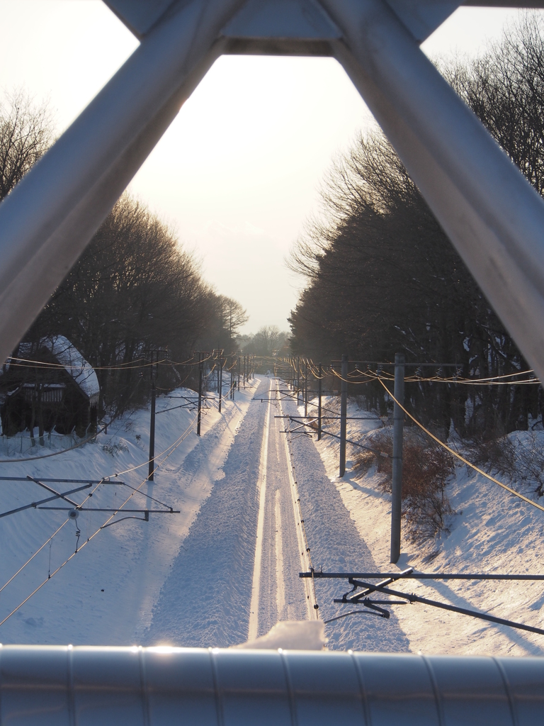 雪に埋もれたレール　