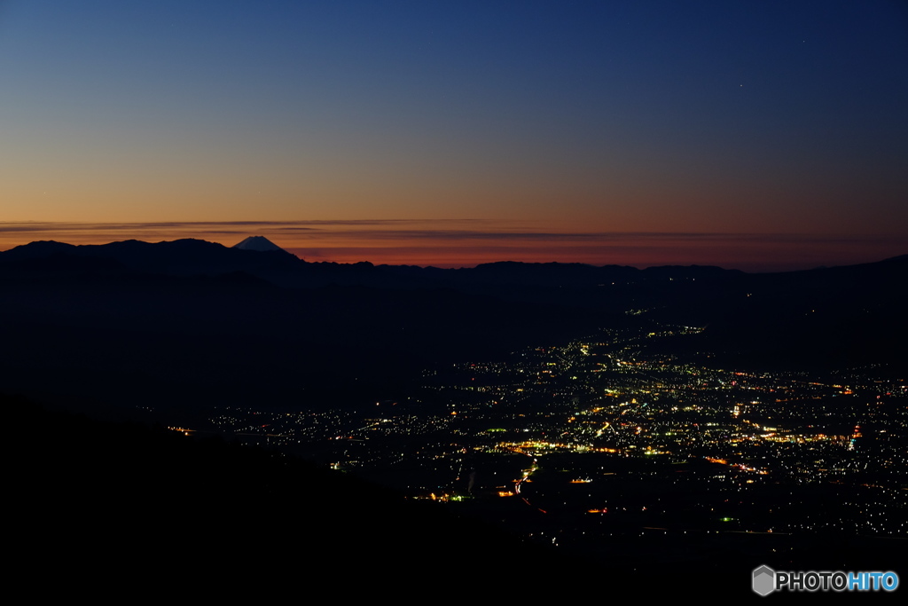 街の夜明け