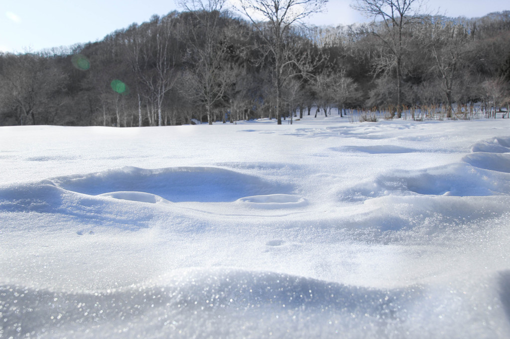 雪のクレーター