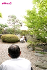 見守る背中