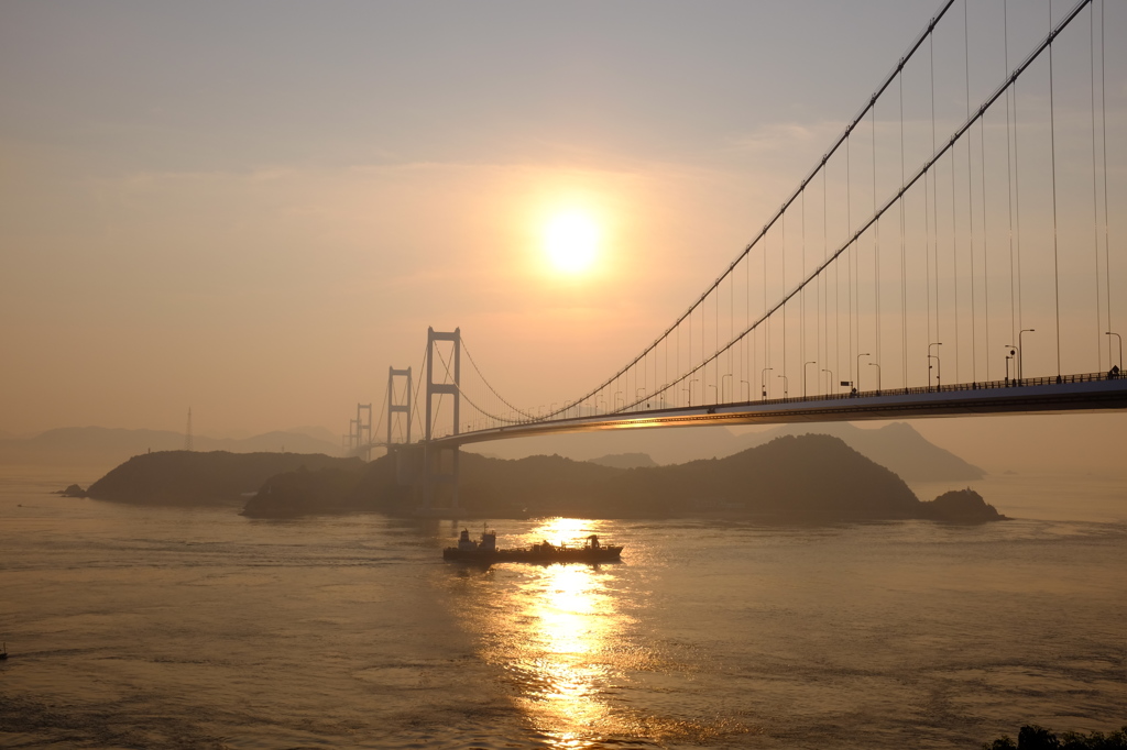 しまなみ海道と船と太陽