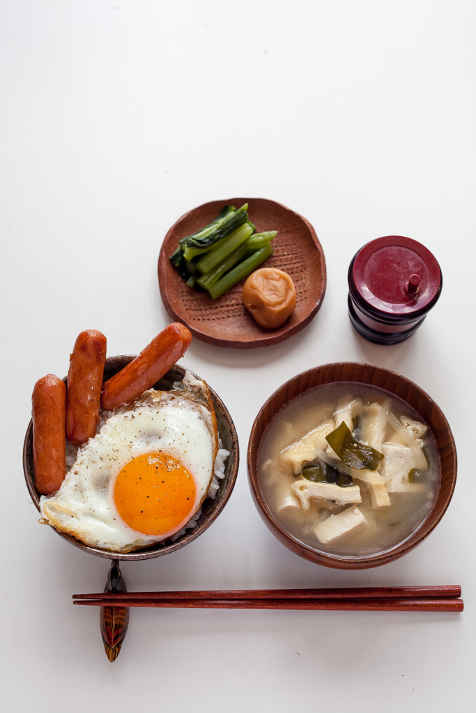 目玉焼きソーセージのっけご飯