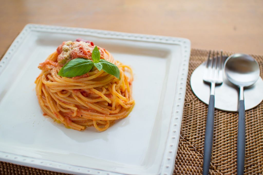オリーブのトマトクリームパスタ