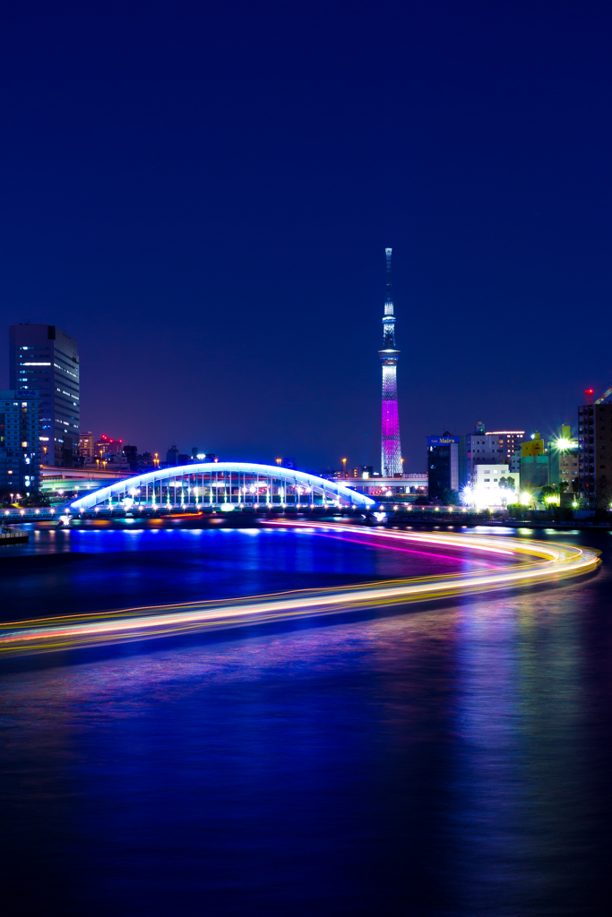 永代橋と屋形船の光跡
