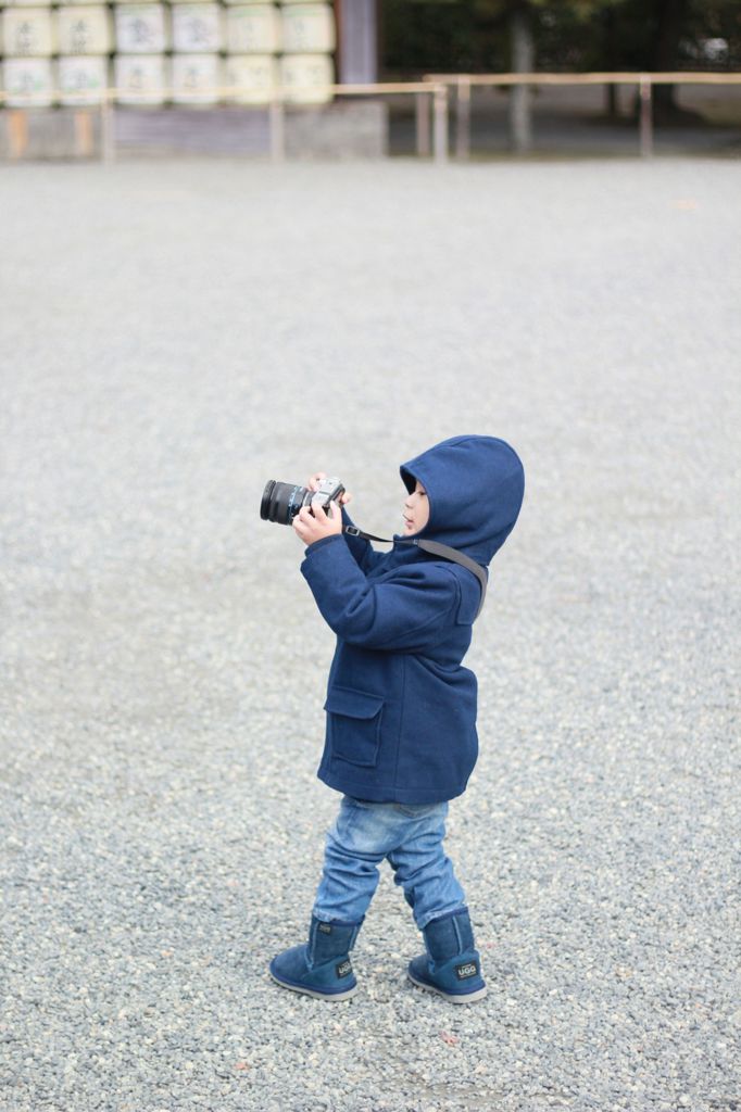 Little boy with a mirrorless