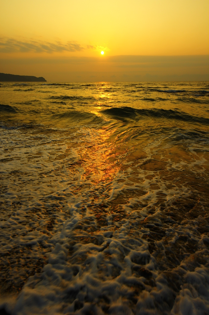 夕日が押し寄せては