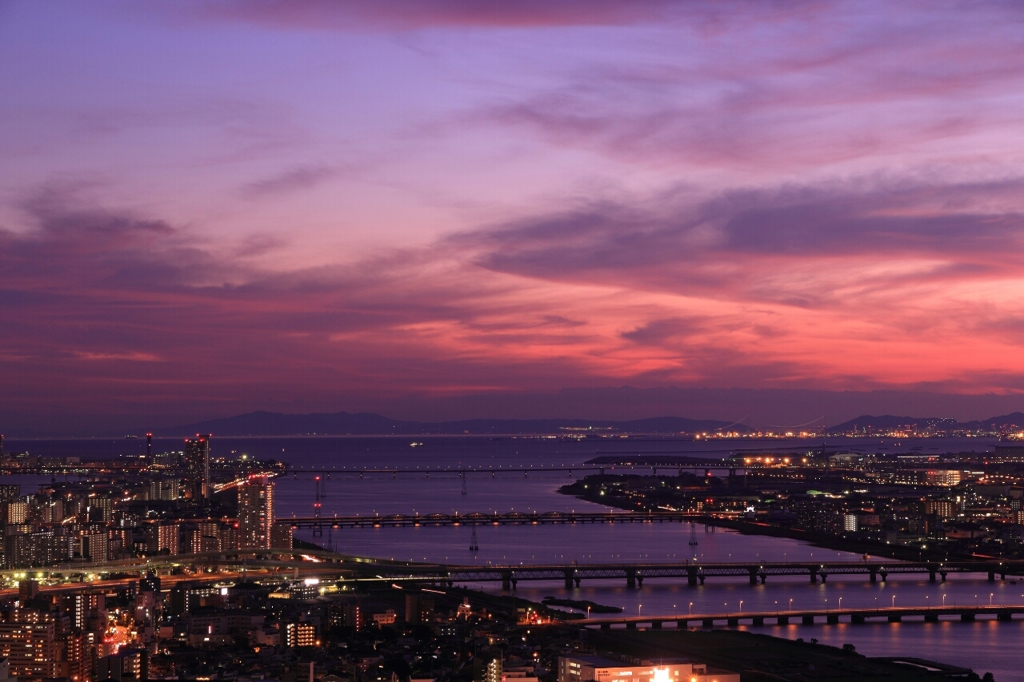 大阪のスカイビルからの夕景。