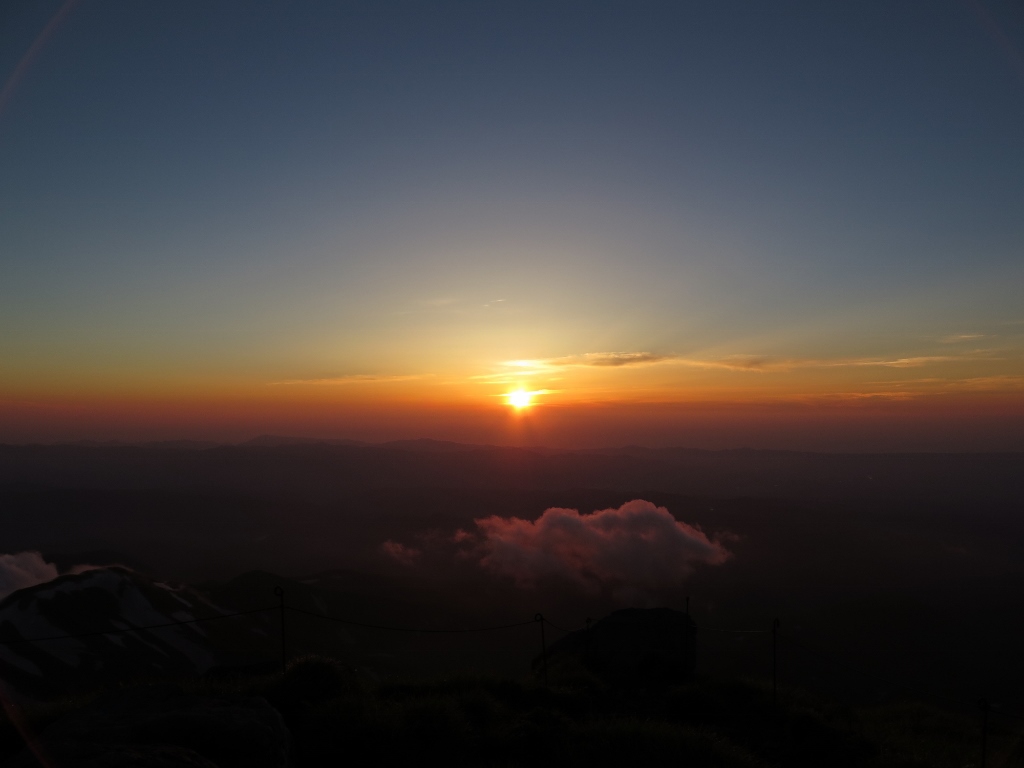 月山頂上の夕景