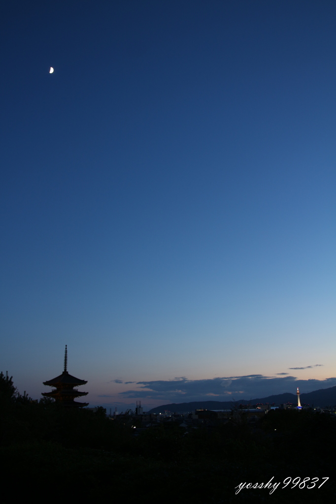 月夜に塔、２つあり
