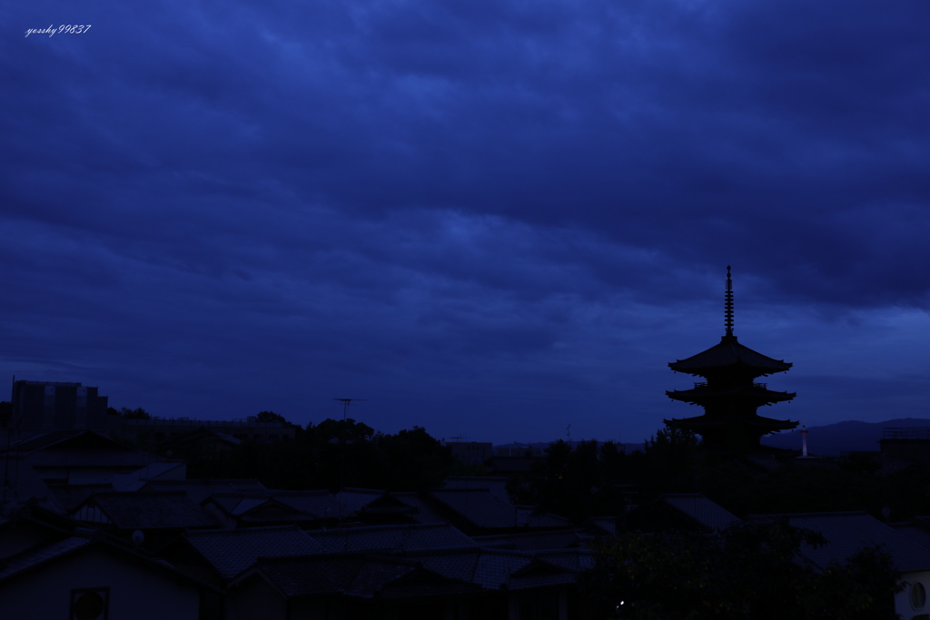 夕刻の雲多き塔