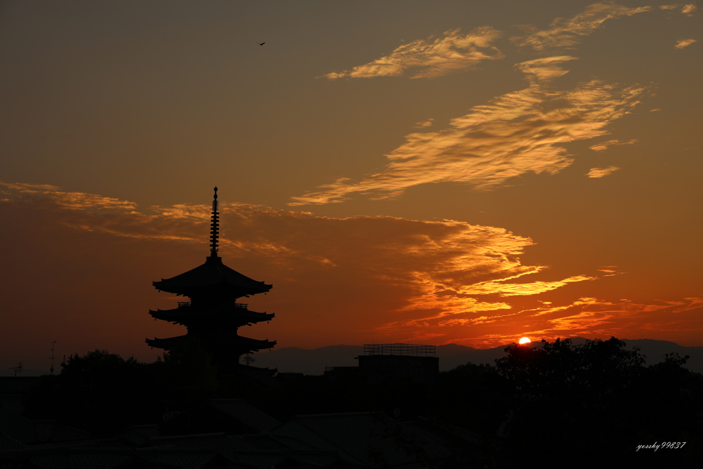 秋・日没の塔