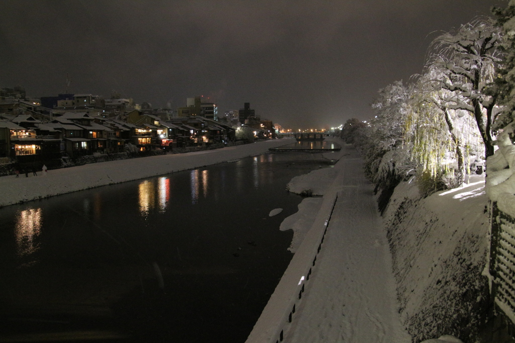 雪夜の鴨川