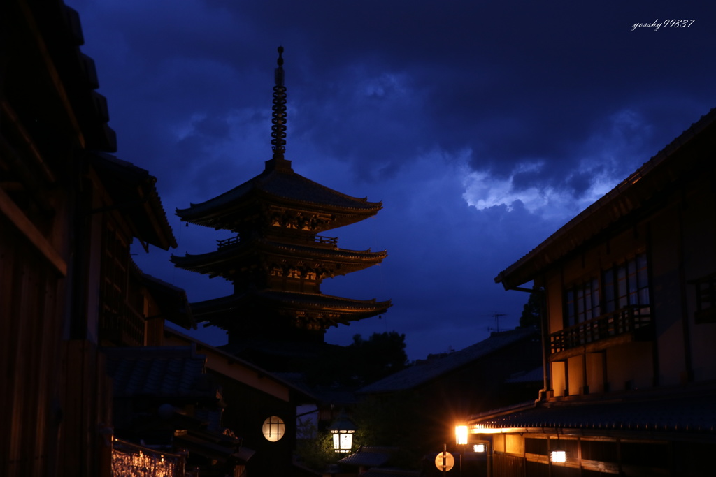 暗雲立ち込める塔