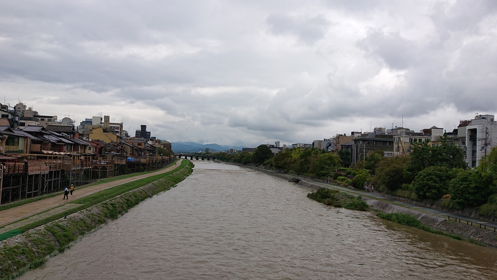 雨続く