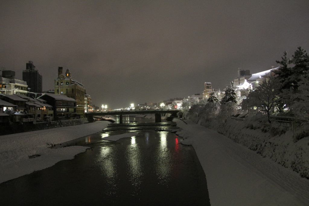 雪夜の鴨川