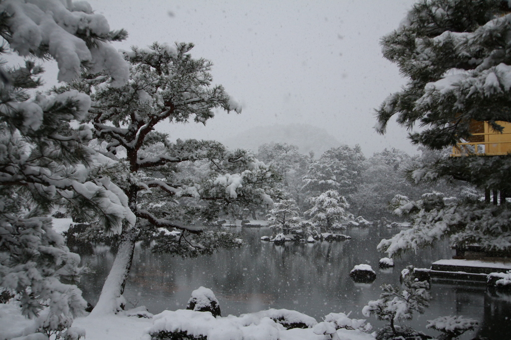 雪化粧の鏡湖池