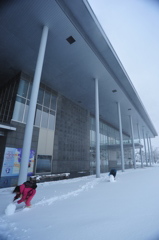 初めての雪だるま　上杉博物館前