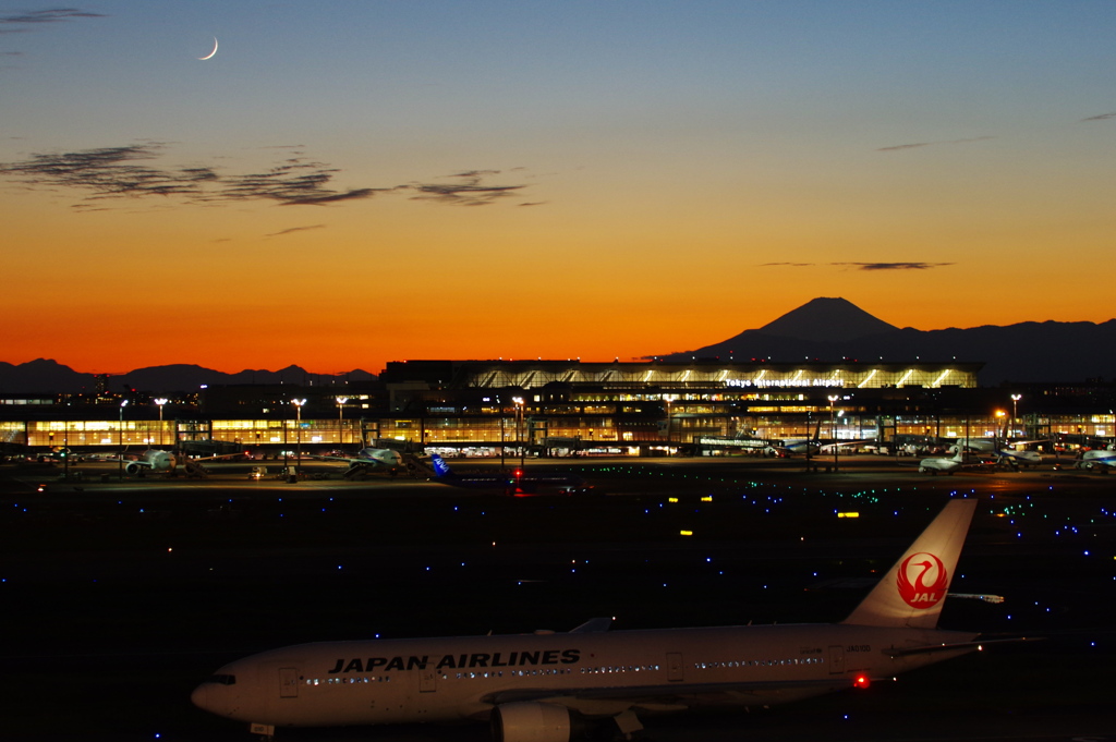 富士山と月@羽田空港_3