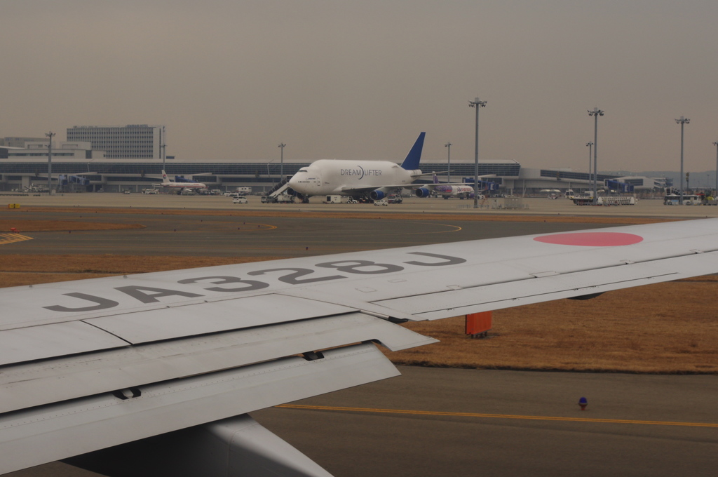 DREAMLIFTER&JAL(JA328J)737-800@ｾﾝﾄﾚｱ