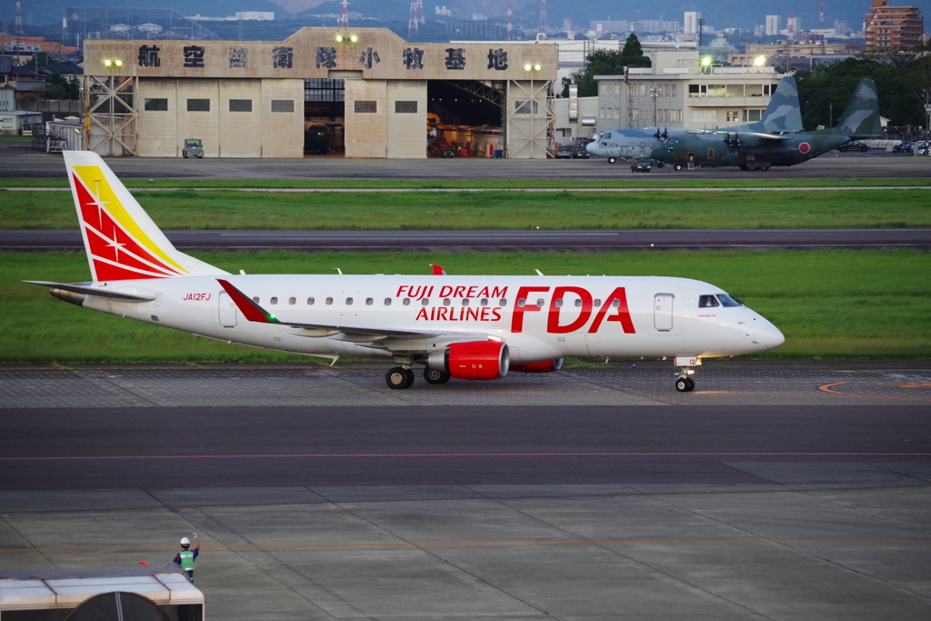 FDA[ﾎﾜｲﾄ](JA12FJ)ｴﾝﾌﾞﾗｴﾙ ERJ-175@小牧