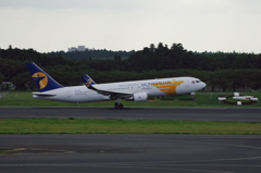 MIATﾓﾝｺﾞﾙ航空(JU-1021)767-300＠成田