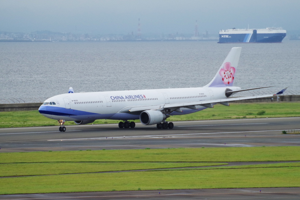 ﾁｬｲﾅｴｱﾗｲﾝ(B-18355)A330-302@ｾﾝﾄﾚｱ