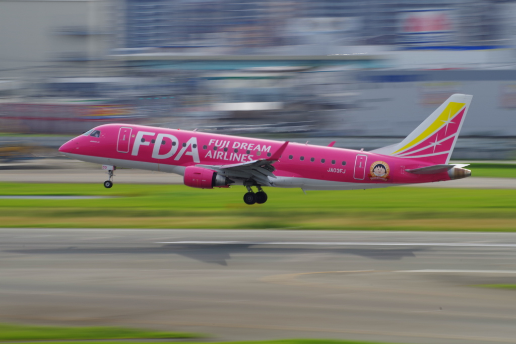 FDA[ﾋﾟﾝｸ](JA03FJ)ｴﾝﾌﾞﾗｴﾙ ERJ-175STD@福岡