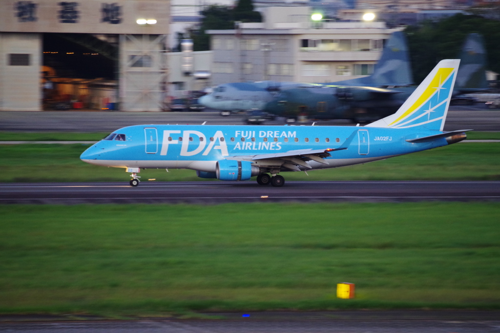 FDA[ﾗｲﾄﾌﾞﾙｰ](JA02FJ)ｴﾝﾌﾞﾗｴﾙ ERJ-170@小牧