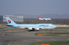 大韓航空(HL7494)747-400&J-AIR(JA217J)ERJ-170