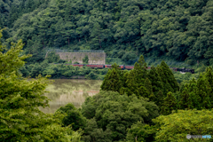 線路しかない山中を遠望する。