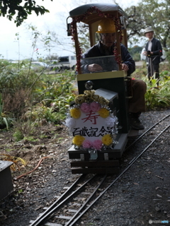 ミニ鉄道でも運転は真剣です。