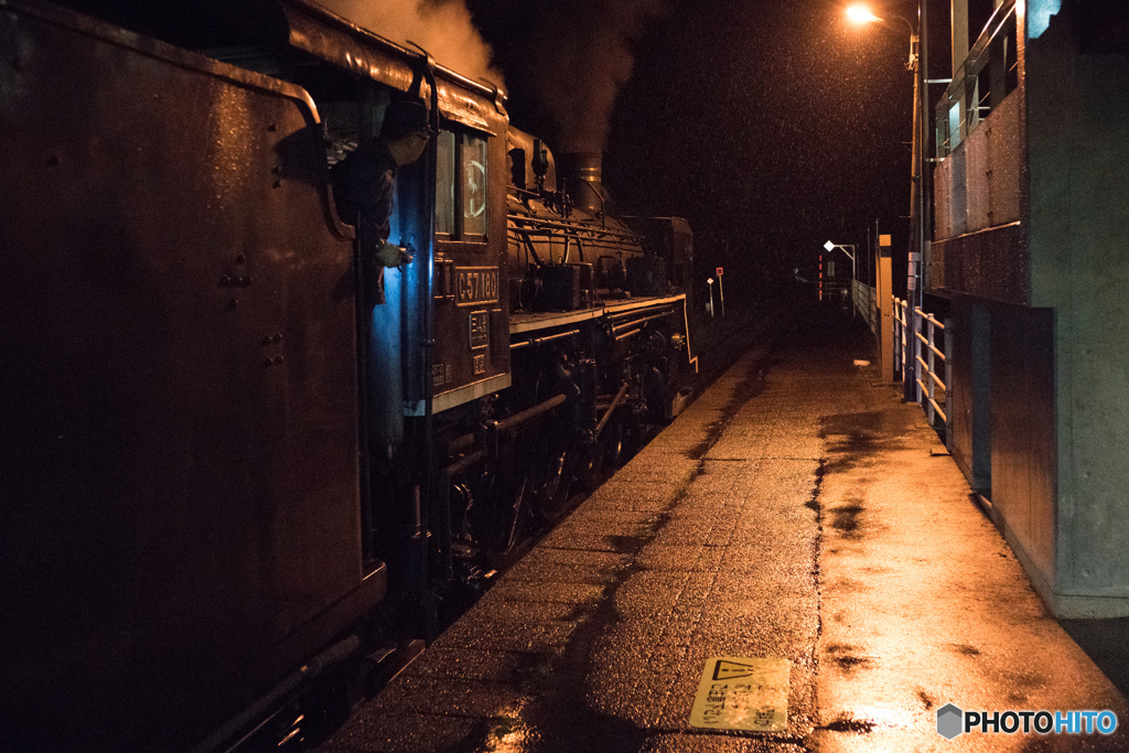 誰もいない無人駅に到着する夜汽車