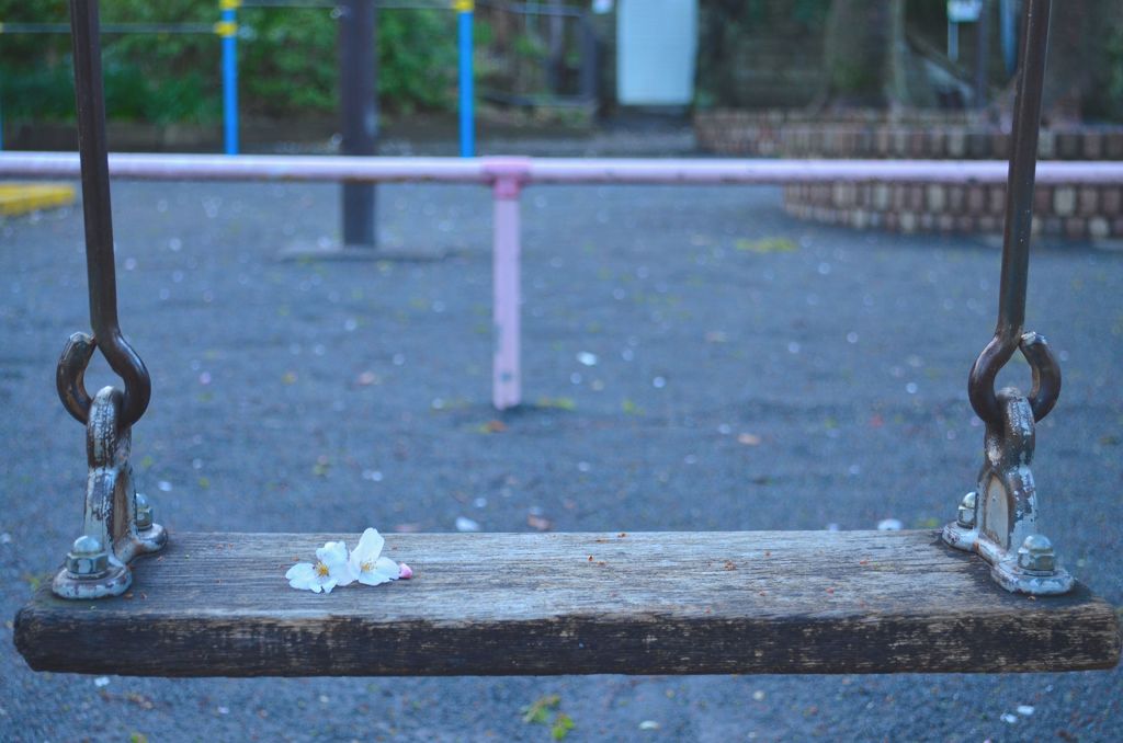 桜とブランコ