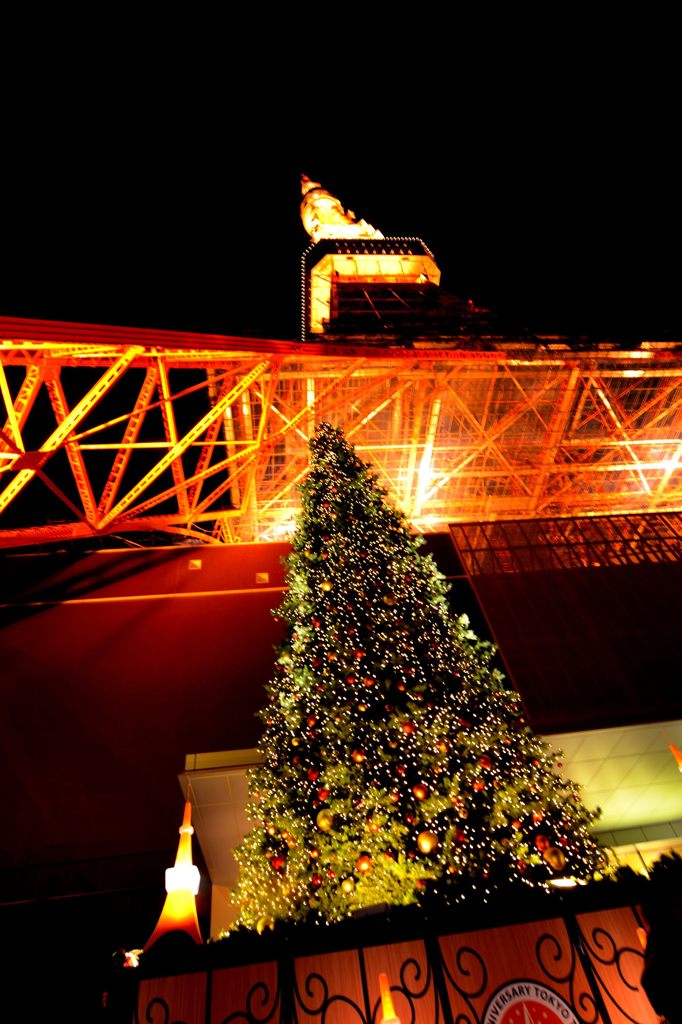 東京タワーとクリスマスの木