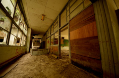 小学校の廃墟　廊下