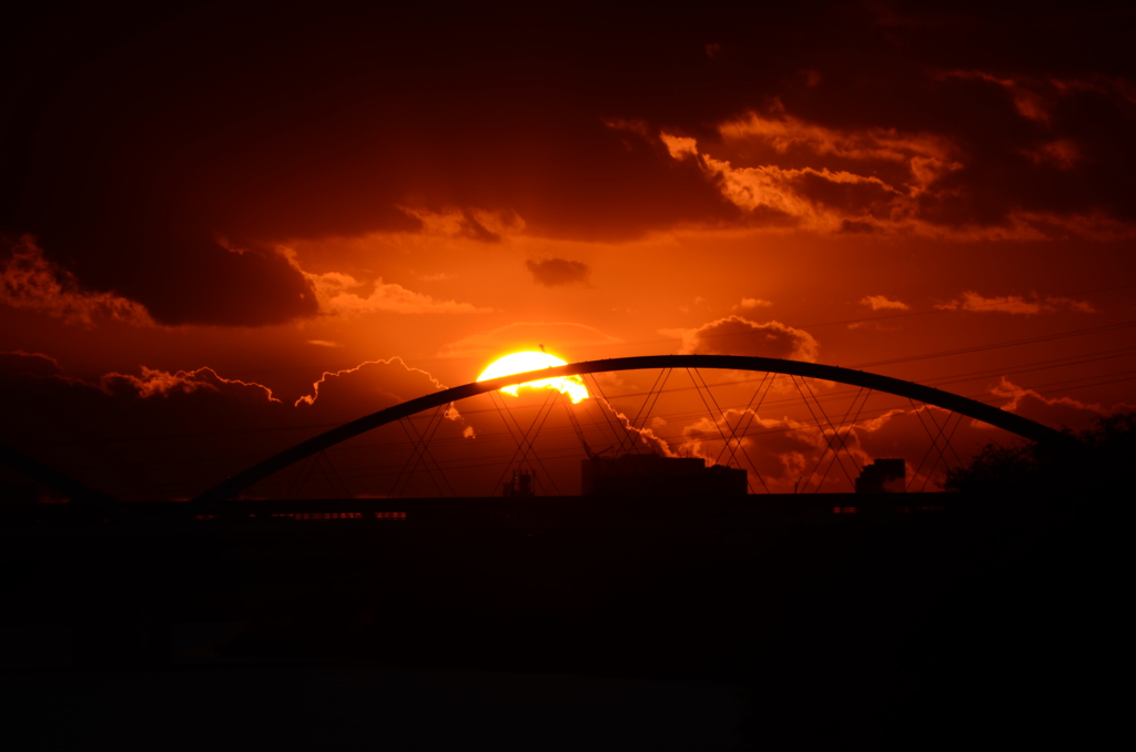 雲のむこう、しずむ夕日