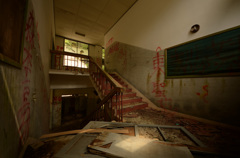 小学校の廃墟　階段