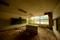 小学校の廃墟　広い部屋
