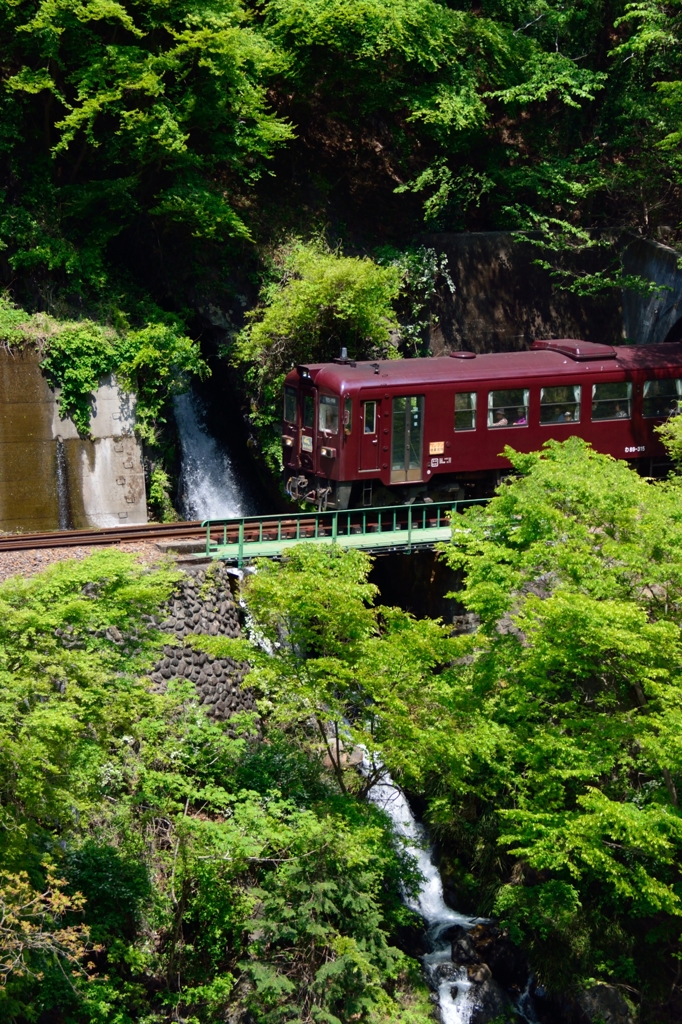 滝の流れる路線