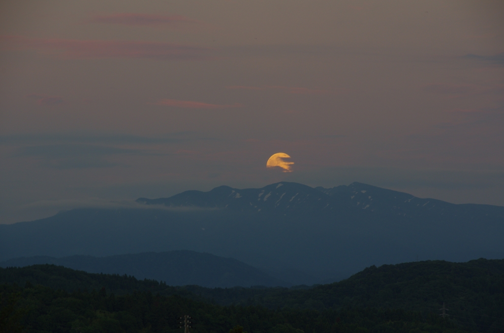 夕暮れの月と