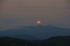 夕暮れの月と