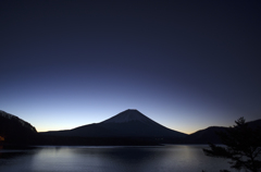 本栖湖からの日の出（１月３日）