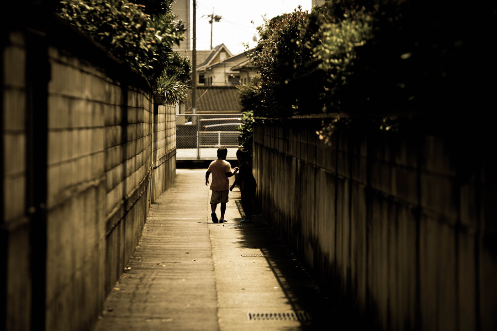 路地裏の少年