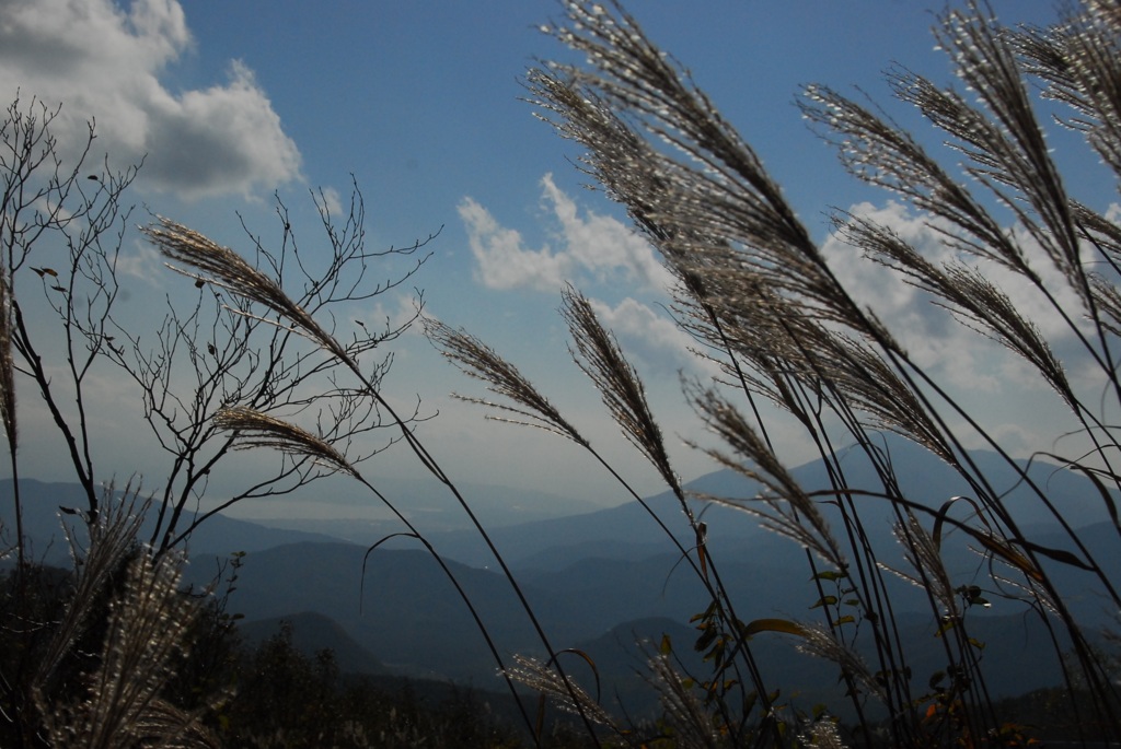 ススキと磐梯山　微かに猪苗代湖
