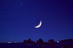 海と月