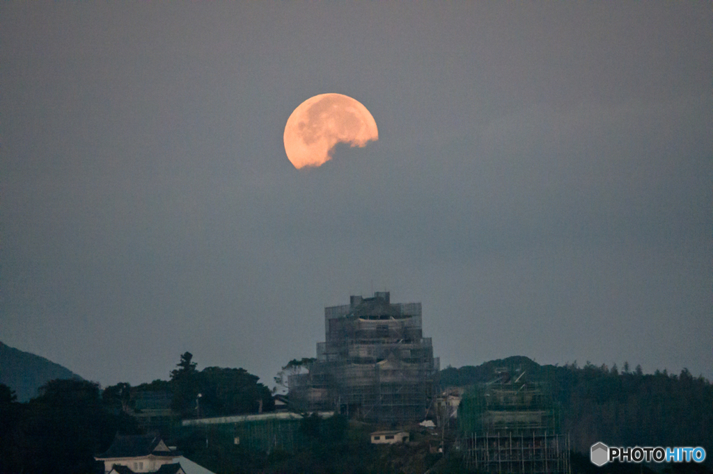 満月と平戸城が