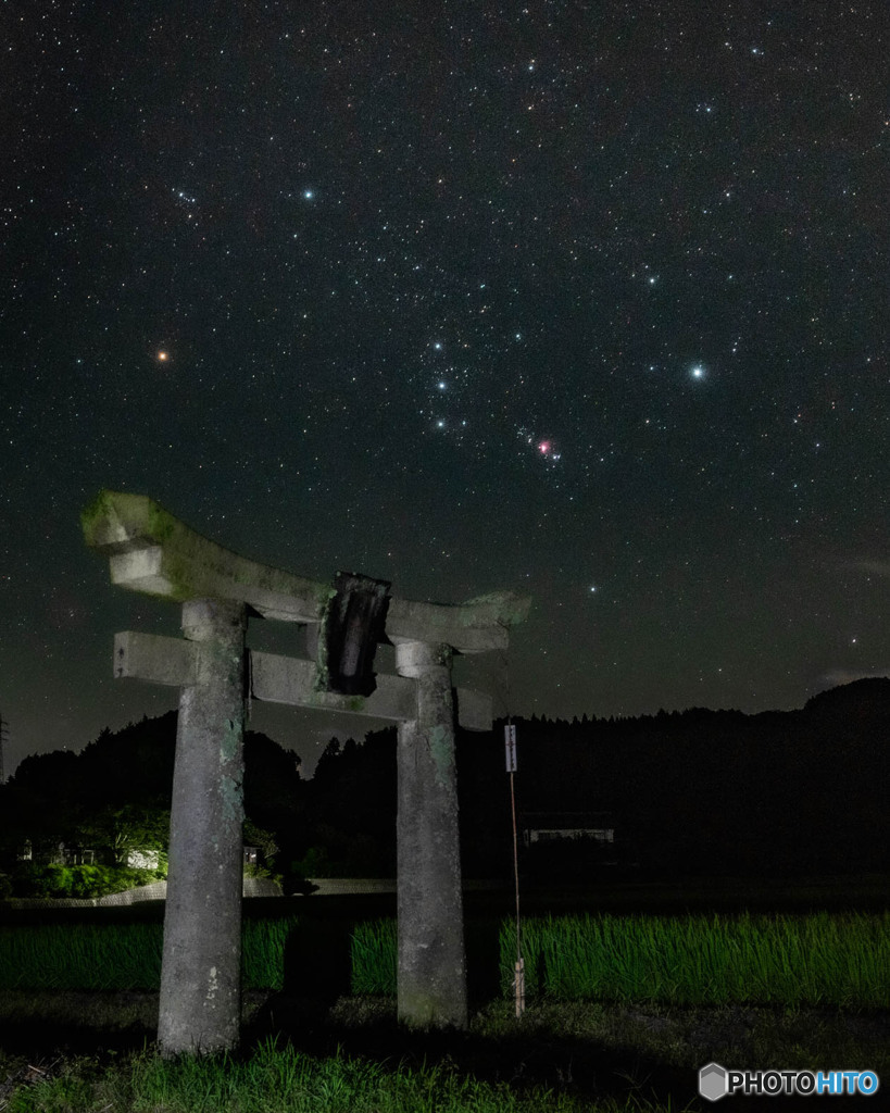 田園の鳥居とオリオン座