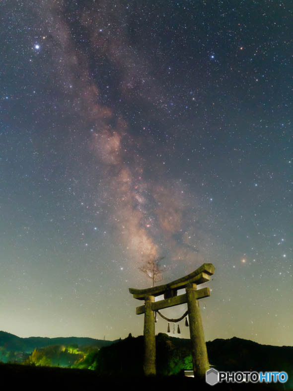 鳥居に掛かる天の川